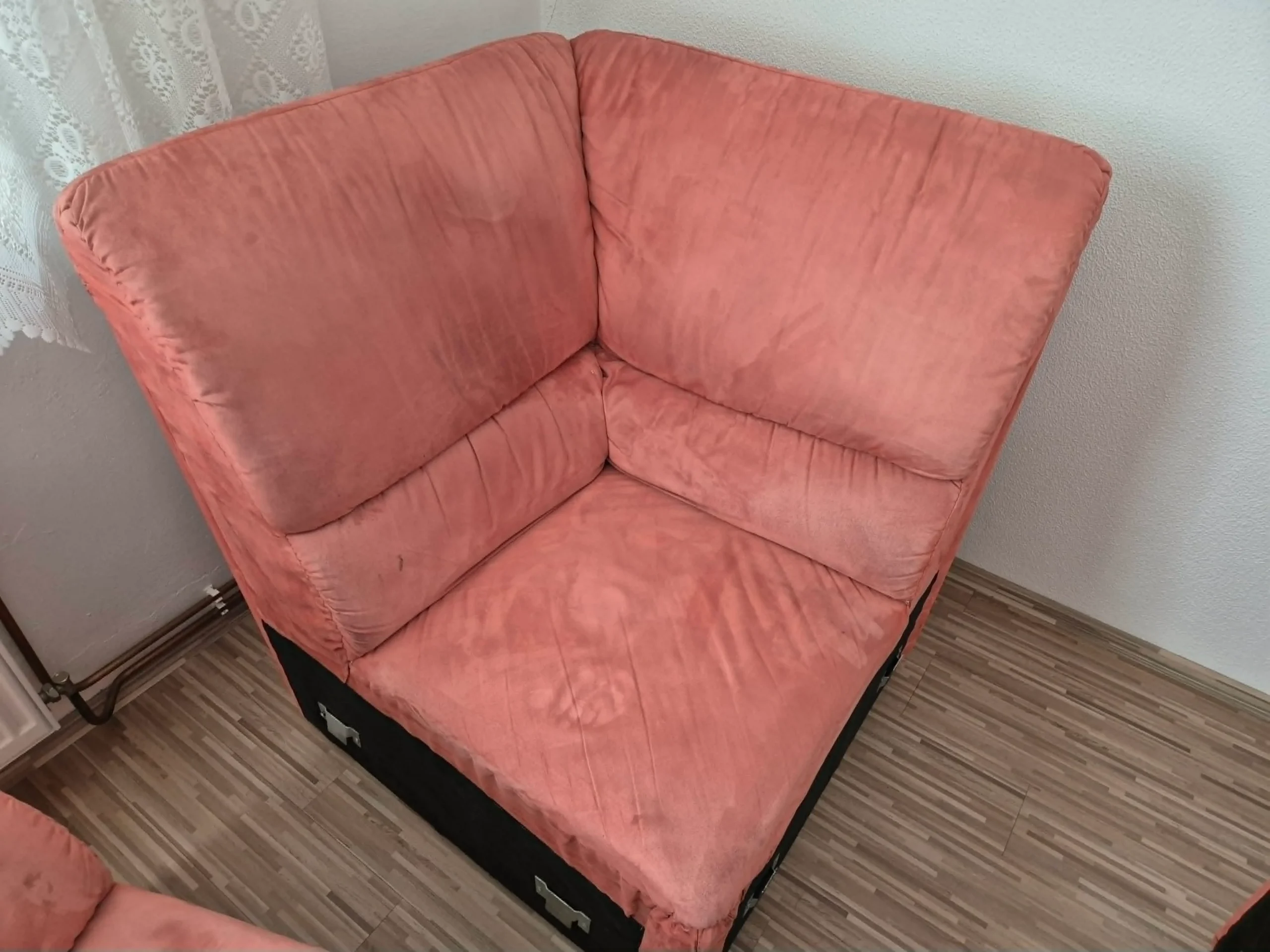 Detail znečištěného čalounění sedačky před čištěním